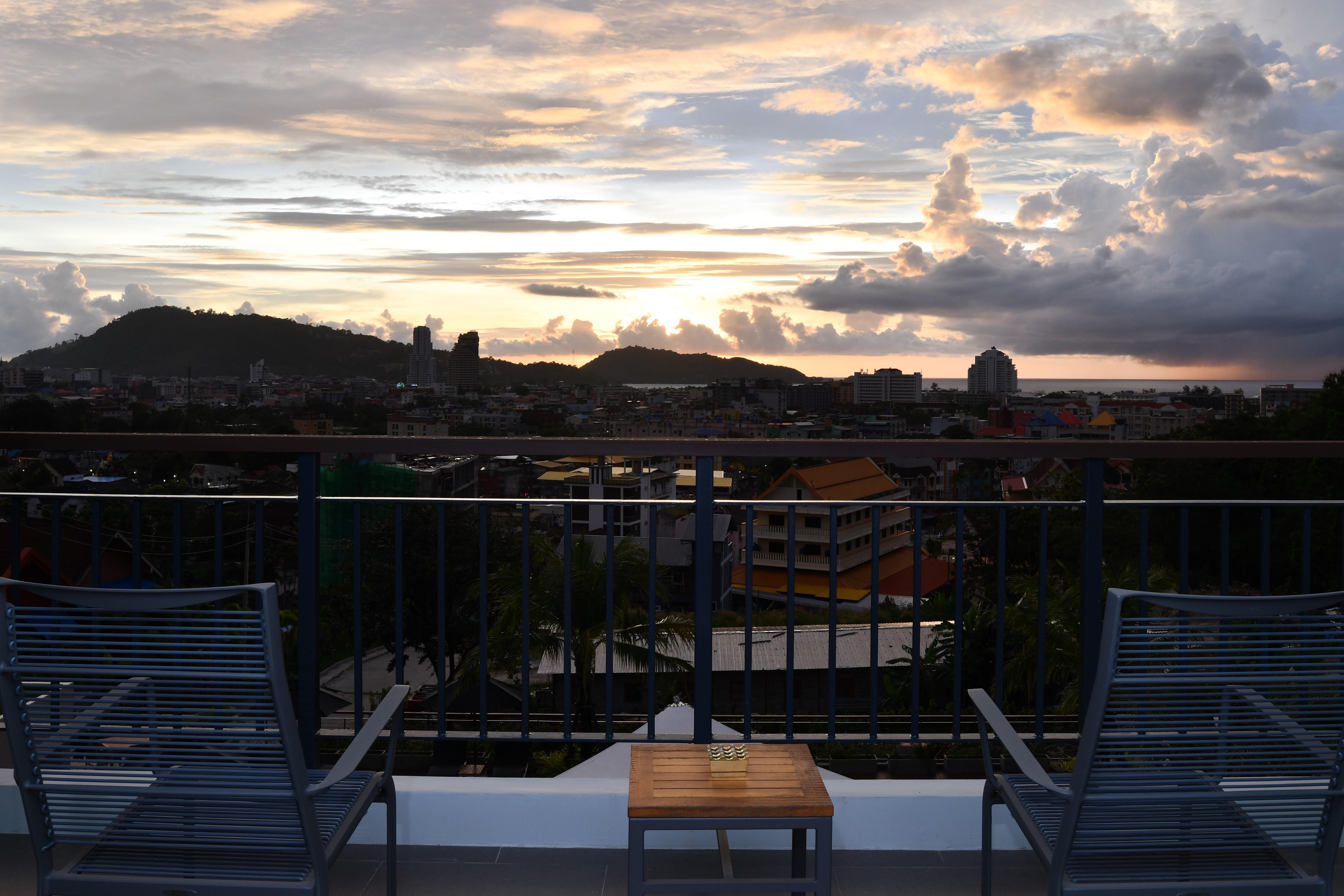 Skyview Resort Phuket Patong Beach Kültér fotó Sunset at the University of the West Indies Cave Hill Campus
