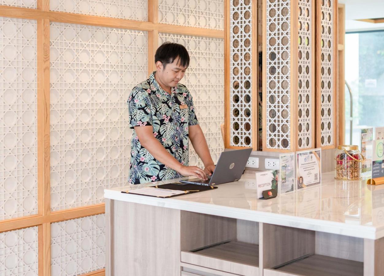 Skyview Resort Phuket Patong Beach Kültér fotó A student working at the library