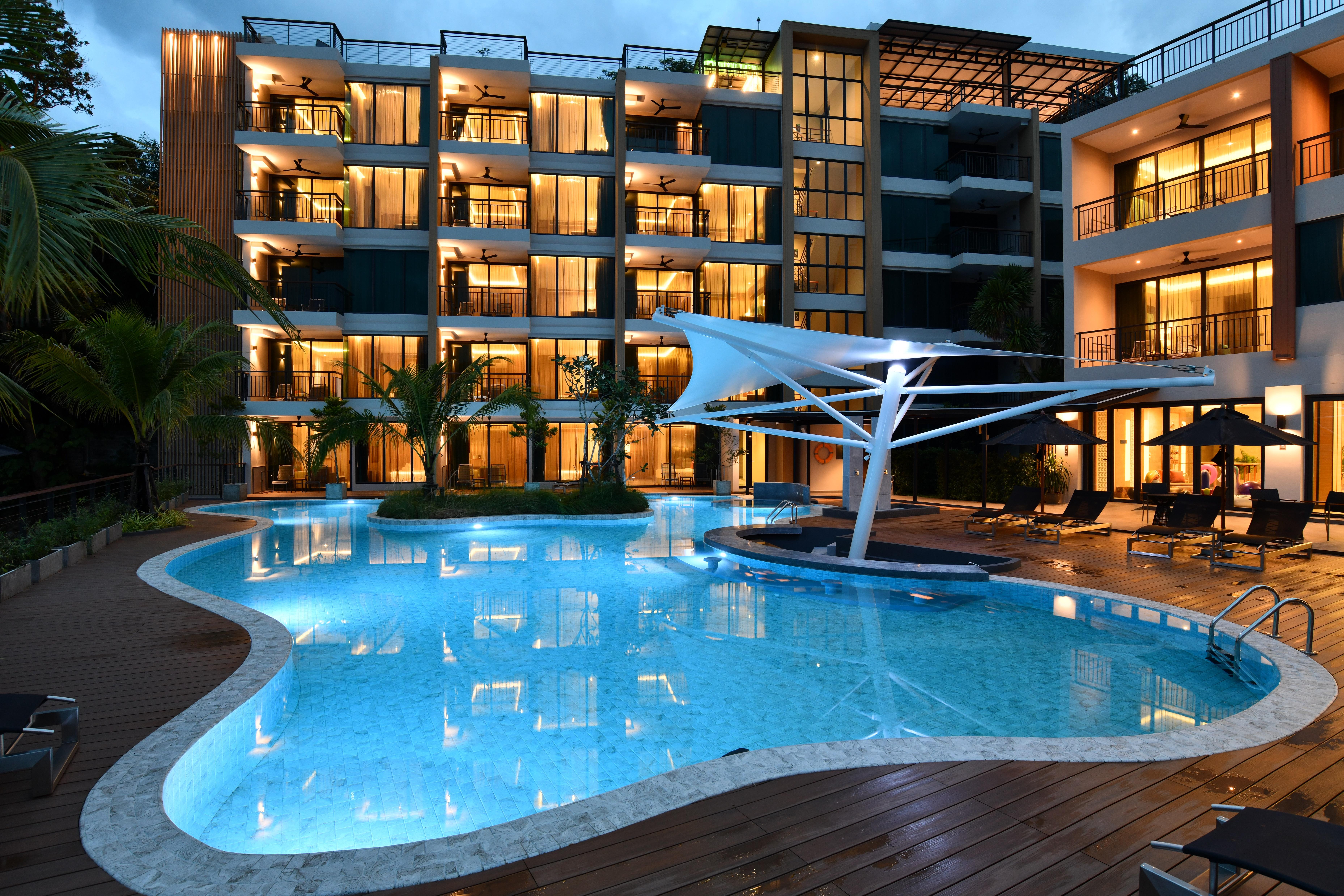 Skyview Resort Phuket Patong Beach Kültér fotó The swimming pool at the hotel