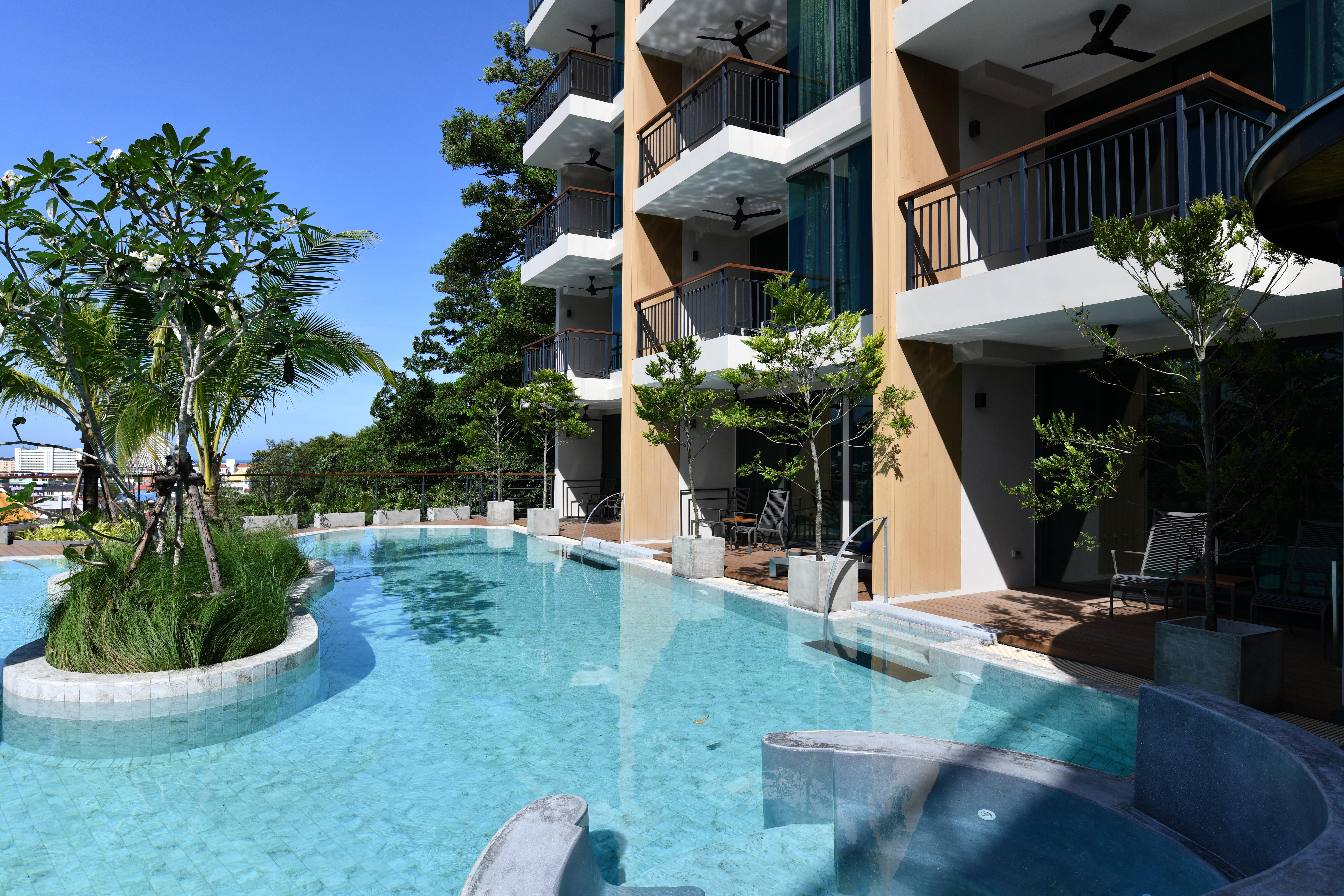 Skyview Resort Phuket Patong Beach Kültér fotó The swimming pool at the hotel