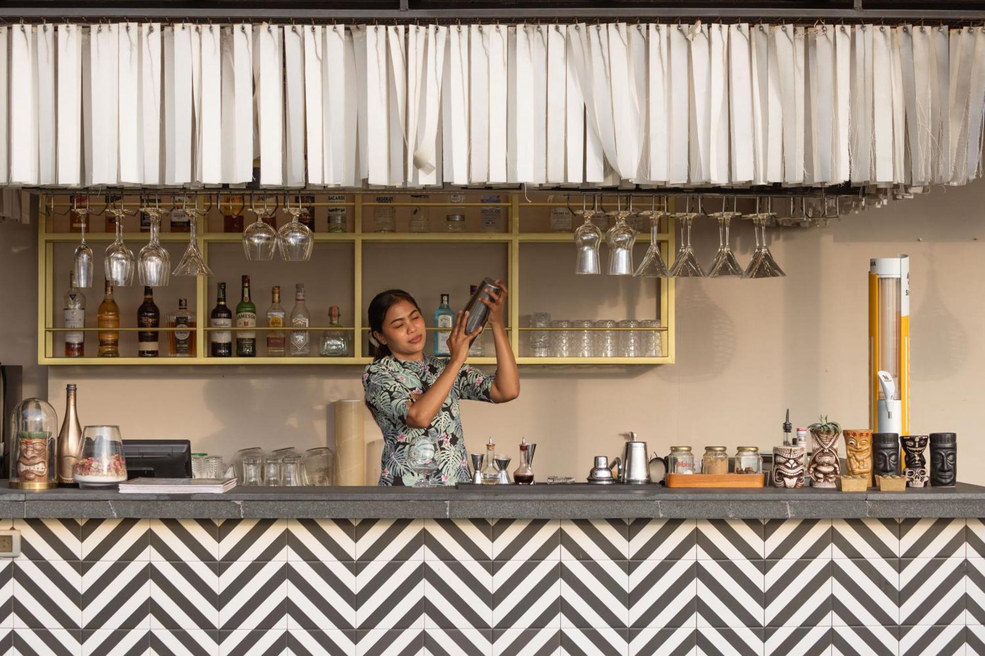Skyview Resort Phuket Patong Beach Kültér fotó A bartender at work