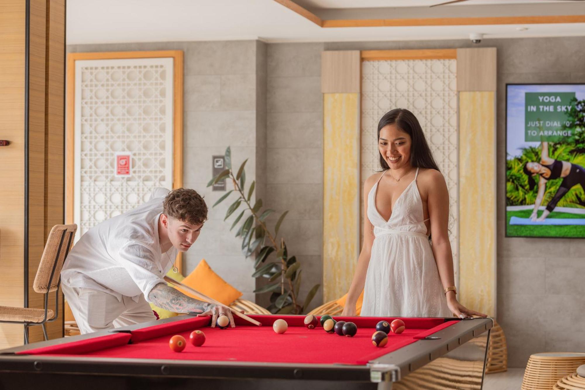 Skyview Resort Phuket Patong Beach Kültér fotó A pool table