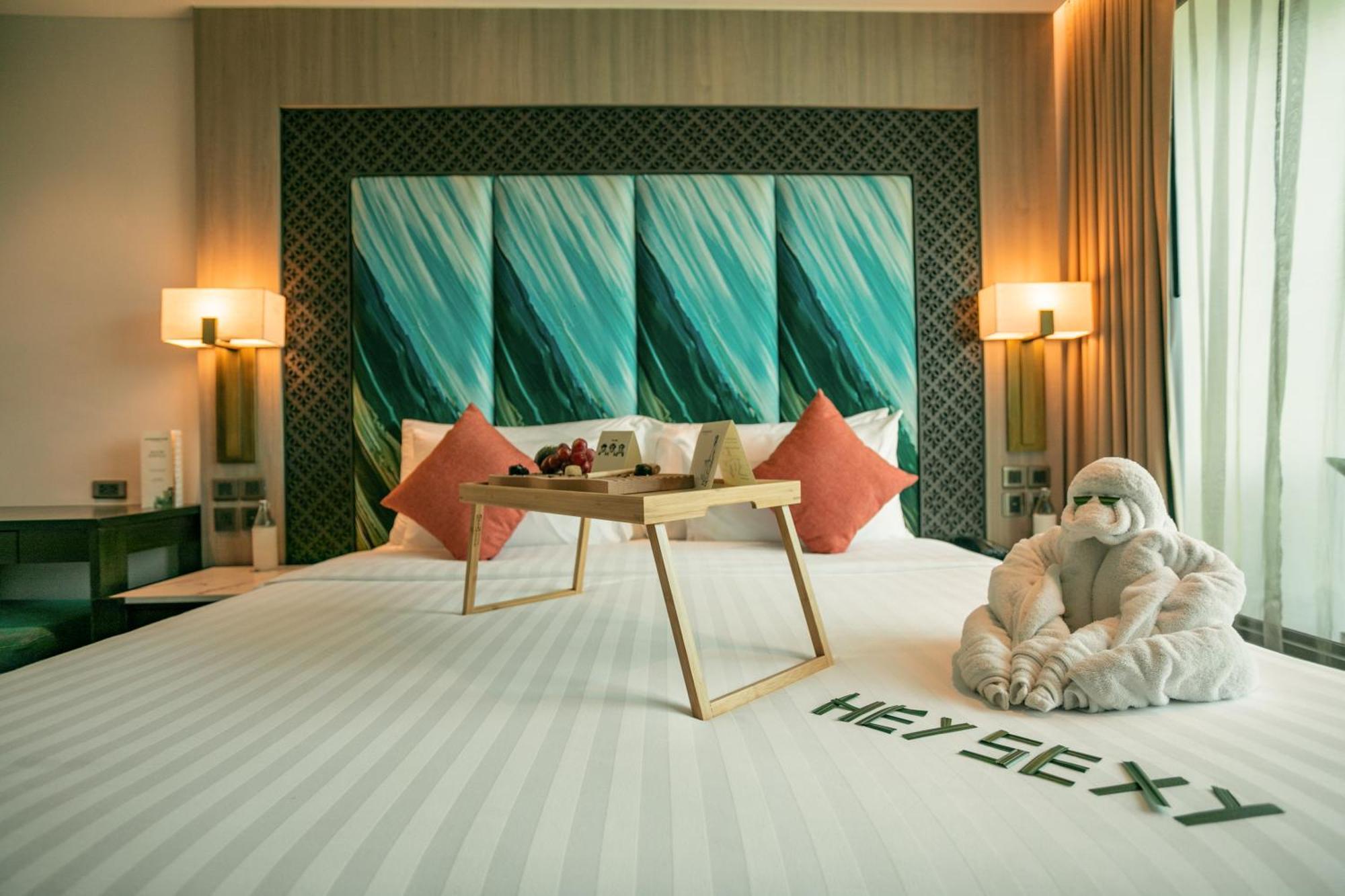 Skyview Resort Phuket Patong Beach Kültér fotó A bedroom at the hotel