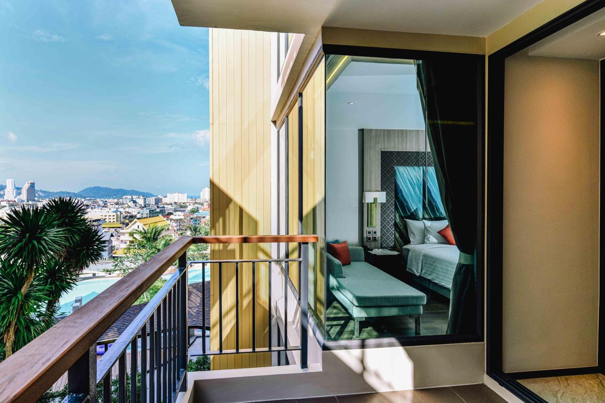 Skyview Resort Phuket Patong Beach Kültér fotó Deluxe Room with balcony