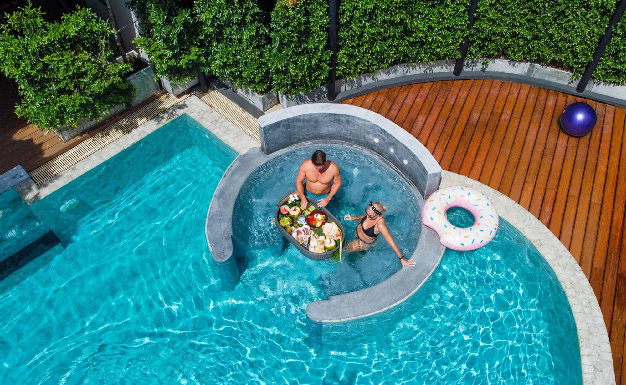 Skyview Resort Phuket Patong Beach Kültér fotó A floating pool table